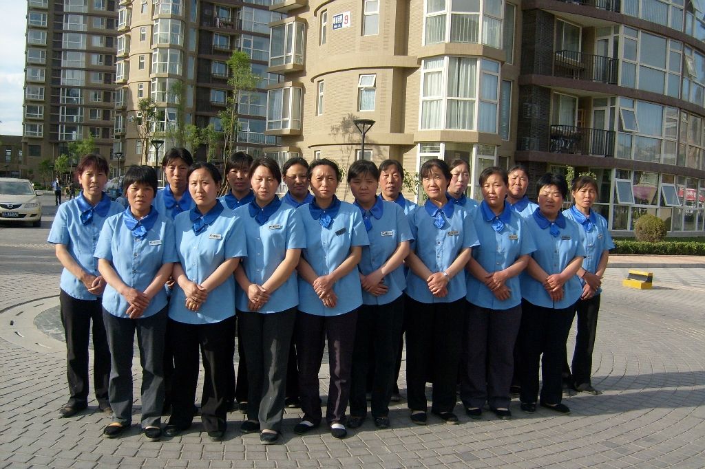 小區(qū)物業(yè)工服公司員工合照